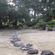 平らな土の上に、石が並べられていました。