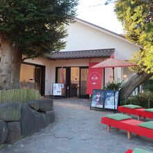 鶴岡八幡宮三の鳥居をくぐって左側にあります