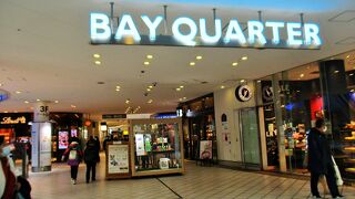 開放的なビル　外廊下を通って店舗へ　横浜ベイクォーター