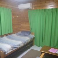 木の香る客室に、グリーンのカーテンは珍しいですね。