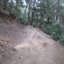 喧騒とは真逆の静寂に包まれた古町登山道の様子