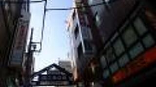 飲食店が並んでいます。