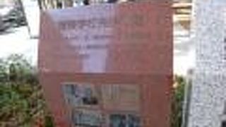 神田スクエアの東側に碑があります