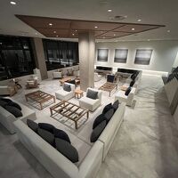 フロントを抜けるとこんな広々としたラウンジがあります。