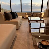 カフェでいただくドリンクは海の見えるラウンジでいただきます。
