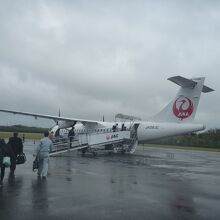 与論空港⇒鹿児島行きのプロペラ機。