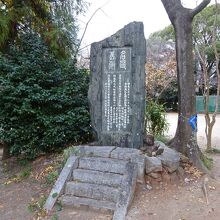 三条実美の筆になる歌碑です。歌碑の後にも駐車できそうです。