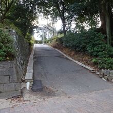 香椎参道から左に入る入口。鳥居の向こうに駐車出来ます。
