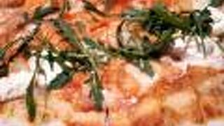 薄めの生地でいただきやすいピッツァ