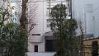 参道の先に見える近代的な本堂