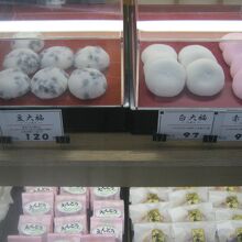 ショーケース内に並ぶ大福の様子