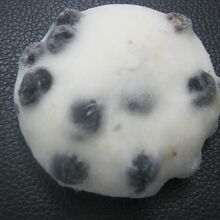 豆がたっぷり入った豆大福の様子