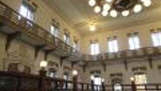 広いホールに、豪華な貴賓室