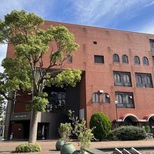 富士見公園の隣りにある