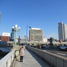 橋を渡って中之島へ