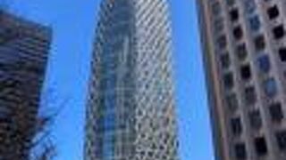 奇抜な形のビル