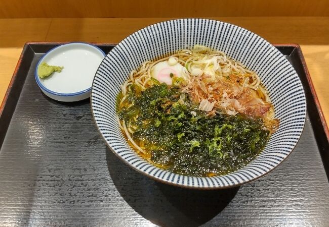 駅改札内にある人気立ちそば