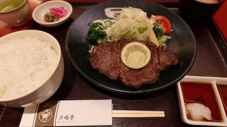 本店よりはリーズナブルな価格設定のメニューがある