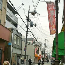 所々に「妖怪ストリート」のフラッグが