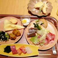 夕食バイキング。それぞれのお料理がお皿に盛り付けられて提供。