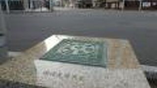 本物は交差点の中。