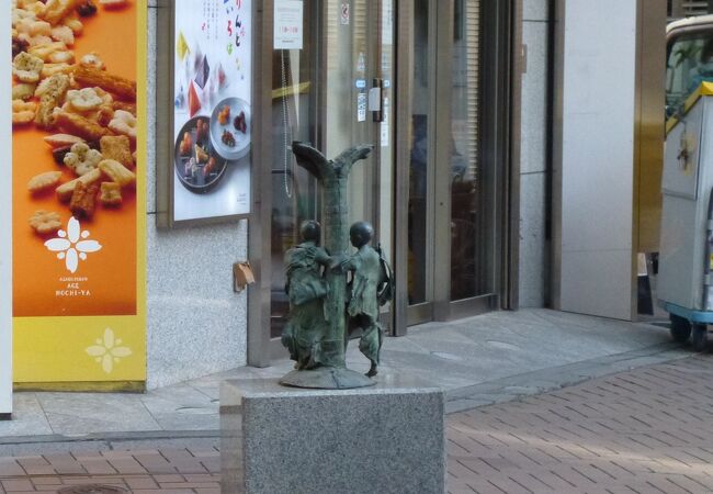 木彫りのオブジェ　アダムとイヴ アダムとイブ、1880 年頃 (彫刻) | 。 。