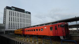 いろいろな塗装の車両があります。