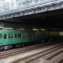 緑一色の湖西線用１１３系が京都駅に停車