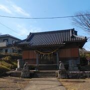 山の中腹に鎮座している神社