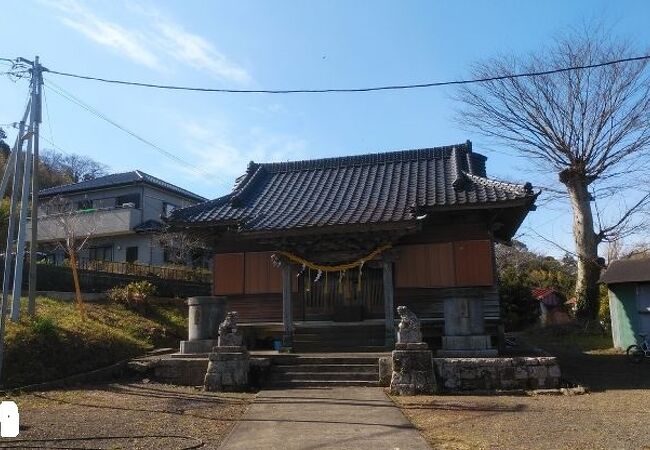 山の中腹に鎮座している神社