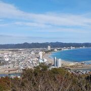 市街地や海岸線の風景が美しい展望台