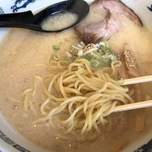 麺を引っ張り出し