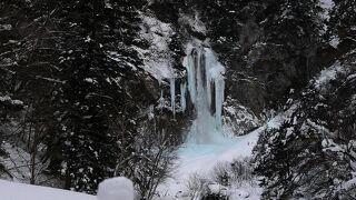 青く凍る滝の流れが遠目にも美しく、振り返ると雪景色の山々も凛としており素晴らしい景色が楽しめる