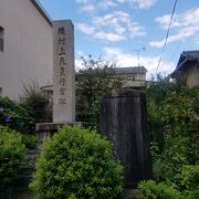 住宅街の中で小さめの家が建つぐらいの敷地を占める