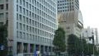 氷河の名前を付けられた白煉瓦が使われています。