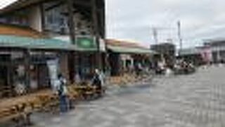 産地直売所やお土産屋の他近くにスーパーや温泉施設もあります