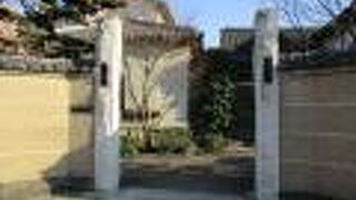 境内は狭くて普通の民家のようです