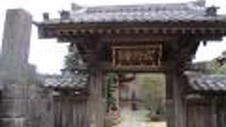 つつましやかで落ち着きのある佇まいのお寺
