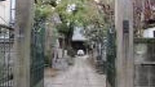 白壁の雰囲気がある本堂がありました