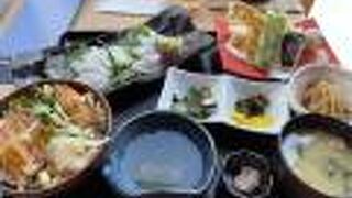 珍しいアナゴの刺身が食べられる