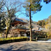 鎌倉五山第四位の浄智寺にはお腹をなでると元気が出るとのご利益のある布袋尊に会えます