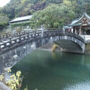 空襲の跡も残る和霊神社前の橋