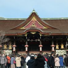 本殿前には大勢の参拝客