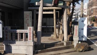 狭いが鳥居が立派