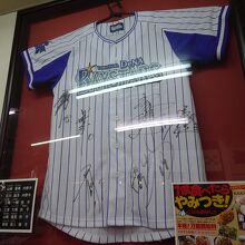 横浜らしい展示。「よろしく！」のサインもあります