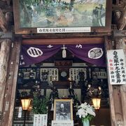 自刃した白虎隊十九士の洋装の像と、唯一の生存者となった隊士の遺影が祀られています。