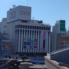 上野マルイの外観