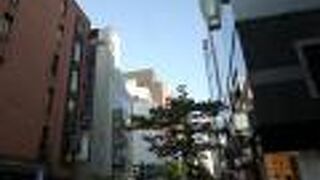 御影石が敷き詰められたきれいな通りです。