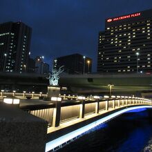 橋の向こうにANAホテル