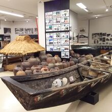 陶磁器や古い船などを展示。